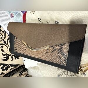 NWT Calvin Klein wallet. Large leather, 5 pockets, 10 slots for cards.zip close
